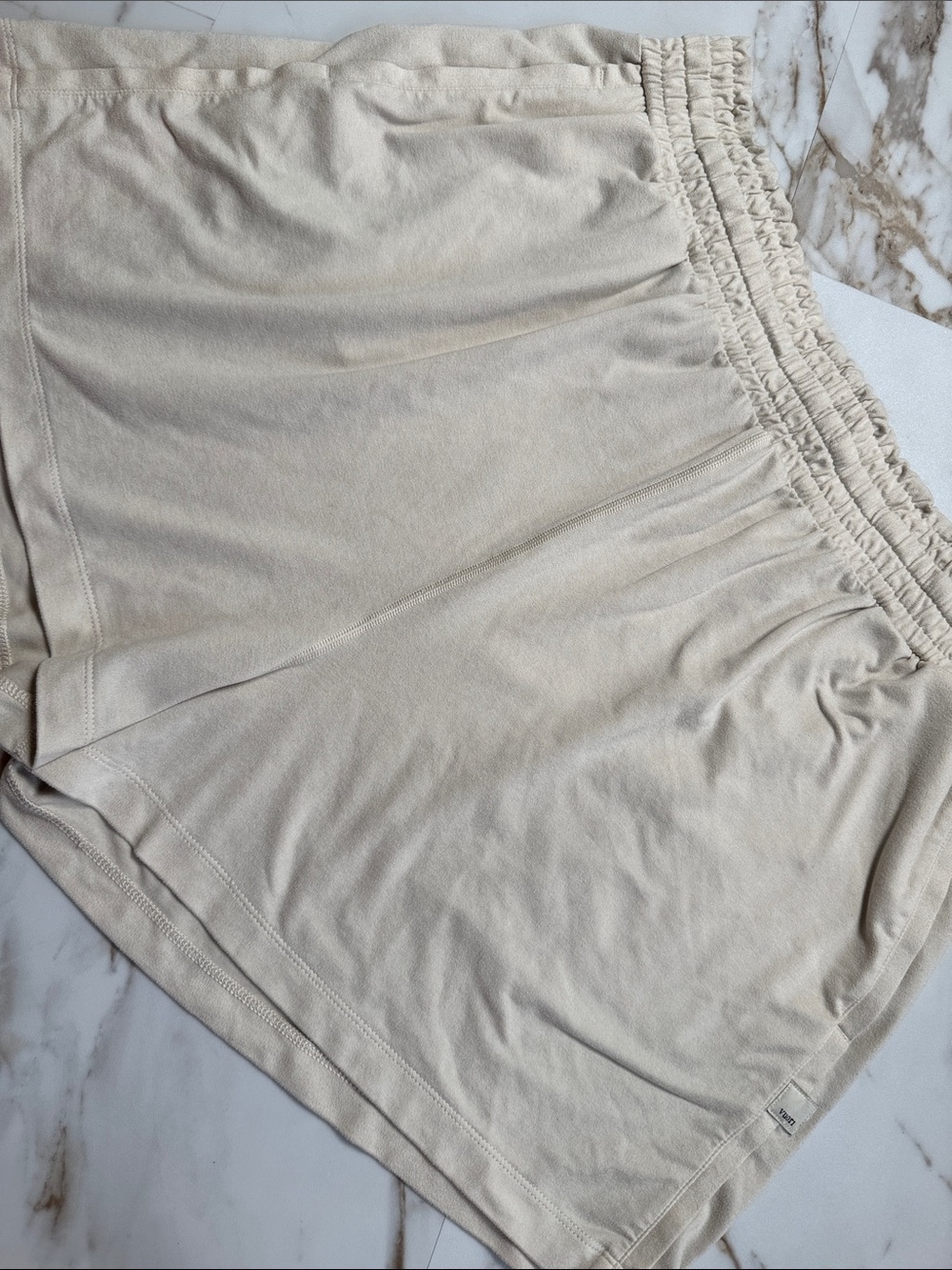 Vuori Cream Loungewear Shorts Raw Hem Workout Dorm Ready Trendy Sz L